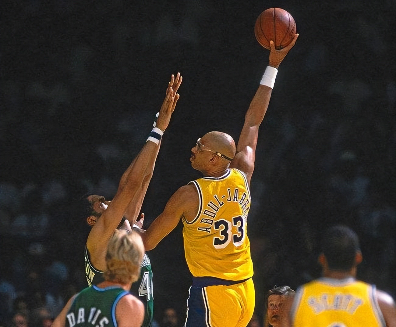 洛杉矶湖人士气爆棚，WTT冠军赛次回合遇上北京首钢，目标明确直指晋级(北京首钢男篮2025年最新消息)